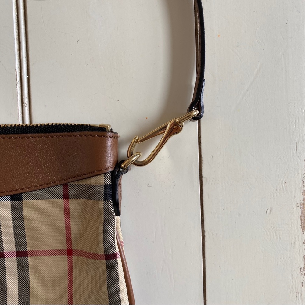 🔥Burberry plaid crossbody🔥
🔥Lowest price.🔥 price is firm: - Picture 5 of 8